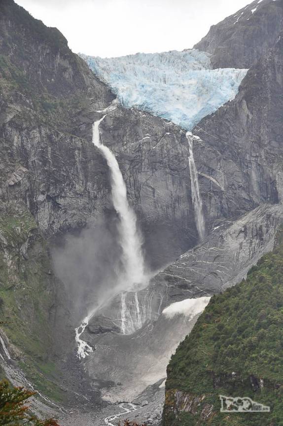A enorme cachoeira que nasce no Vetisquero Colgante, no Parque Nacional Queulat, na Carretera Austral, no sul do Chile